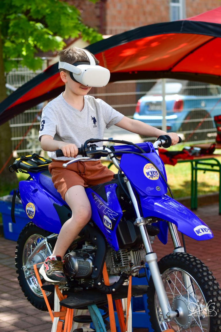 Wyścigi quadem i motocyklem crossowym w goglach VR